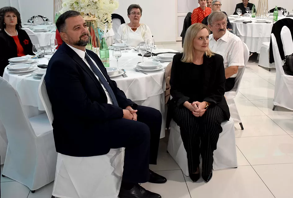 UMIROVLJENICI PJEVALI: Muzem krave ne zovi me diko upast će mi mobitel u mliko!