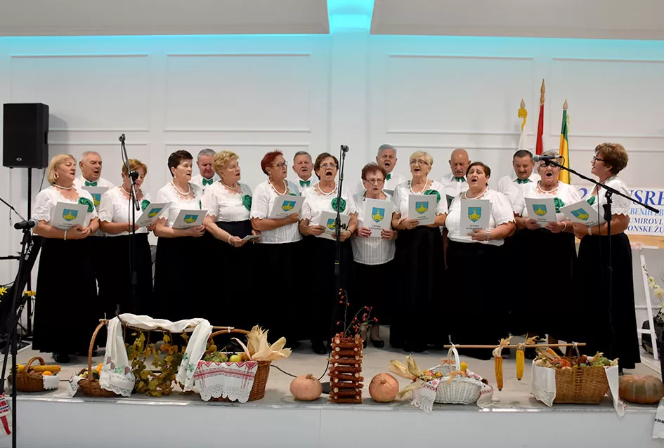 UMIROVLJENICI PJEVALI: Muzem krave ne zovi me diko upast će mi mobitel u mliko!