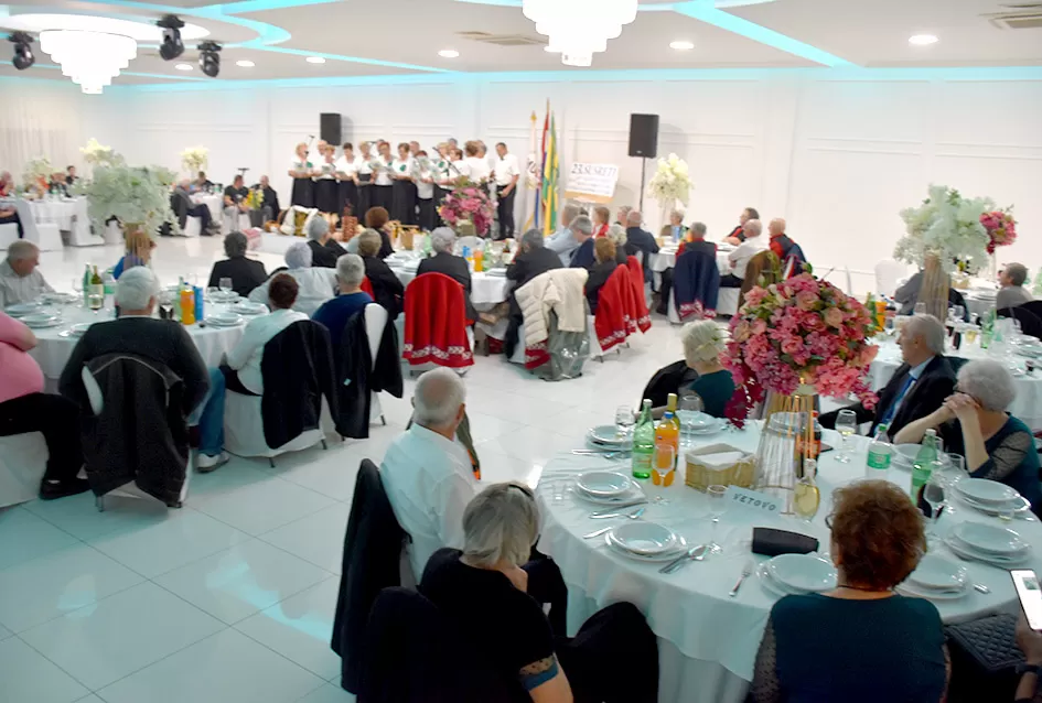 UMIROVLJENICI PJEVALI: Muzem krave ne zovi me diko upast će mi mobitel u mliko!