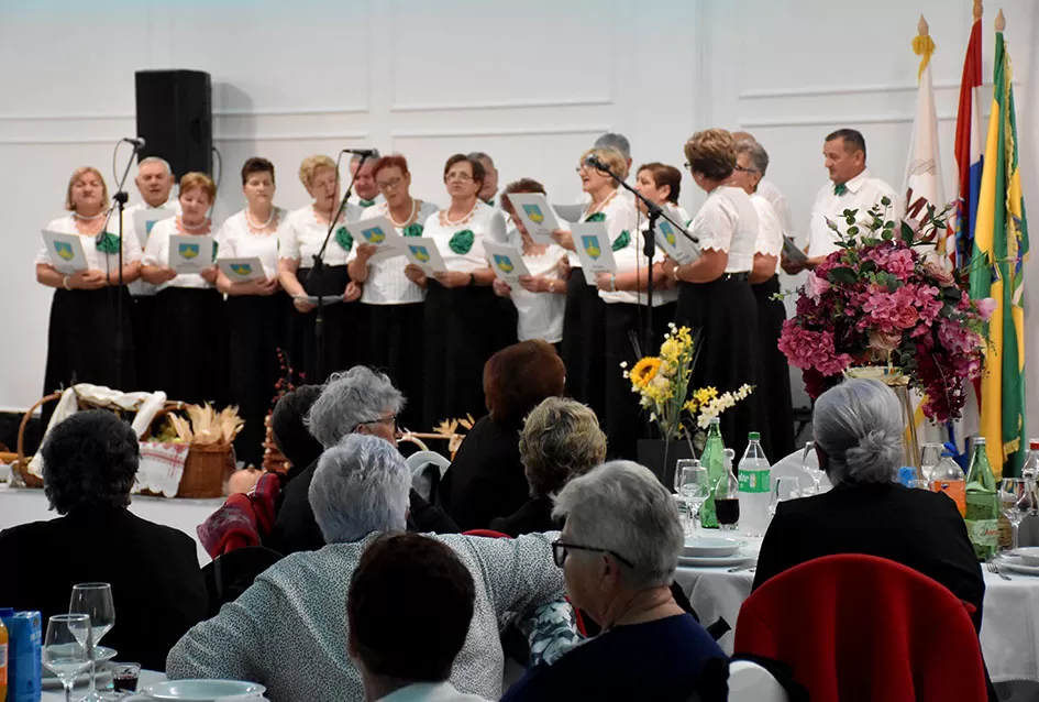 UMIROVLJENICI PJEVALI: Muzem krave ne zovi me diko upast će mi mobitel u mliko!