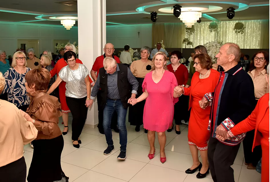 UMIROVLJENICI PJEVALI: Muzem krave ne zovi me diko upast će mi mobitel u mliko!