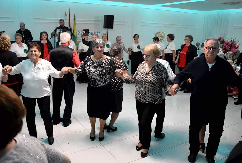 UMIROVLJENICI PJEVALI: Muzem krave ne zovi me diko upast će mi mobitel u mliko!