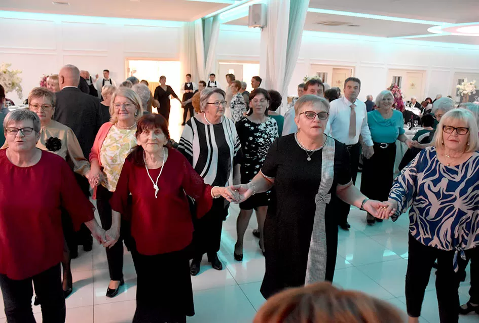 UMIROVLJENICI PJEVALI: Muzem krave ne zovi me diko upast će mi mobitel u mliko!