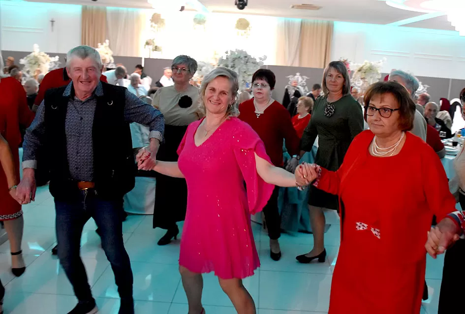 UMIROVLJENICI PJEVALI: Muzem krave ne zovi me diko upast će mi mobitel u mliko!