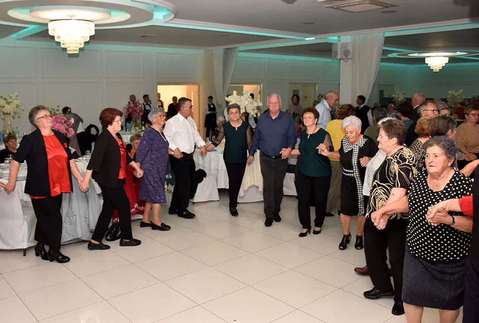 UMIROVLJENICI PJEVALI: Muzem krave ne zovi me diko upast će mi mobitel u mliko!