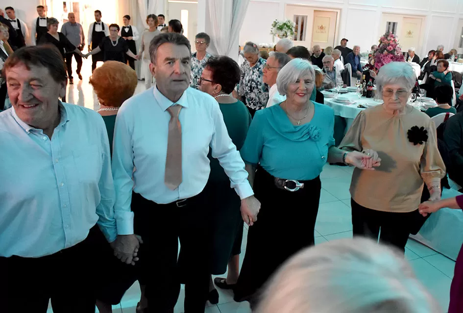 UMIROVLJENICI PJEVALI: Muzem krave ne zovi me diko upast će mi mobitel u mliko!