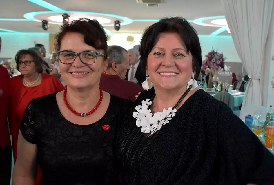 UMIROVLJENICI PJEVALI: Muzem krave ne zovi me diko upast će mi mobitel u mliko!