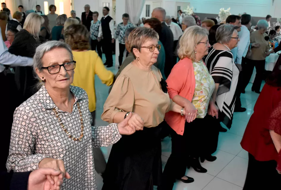 UMIROVLJENICI PJEVALI: Muzem krave ne zovi me diko upast će mi mobitel u mliko!