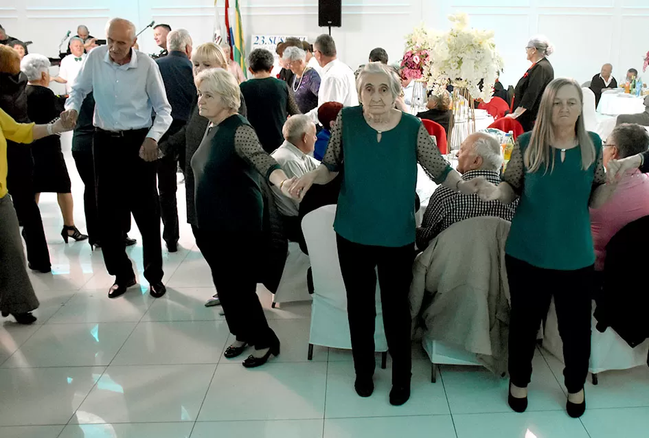 UMIROVLJENICI PJEVALI: Muzem krave ne zovi me diko upast će mi mobitel u mliko!