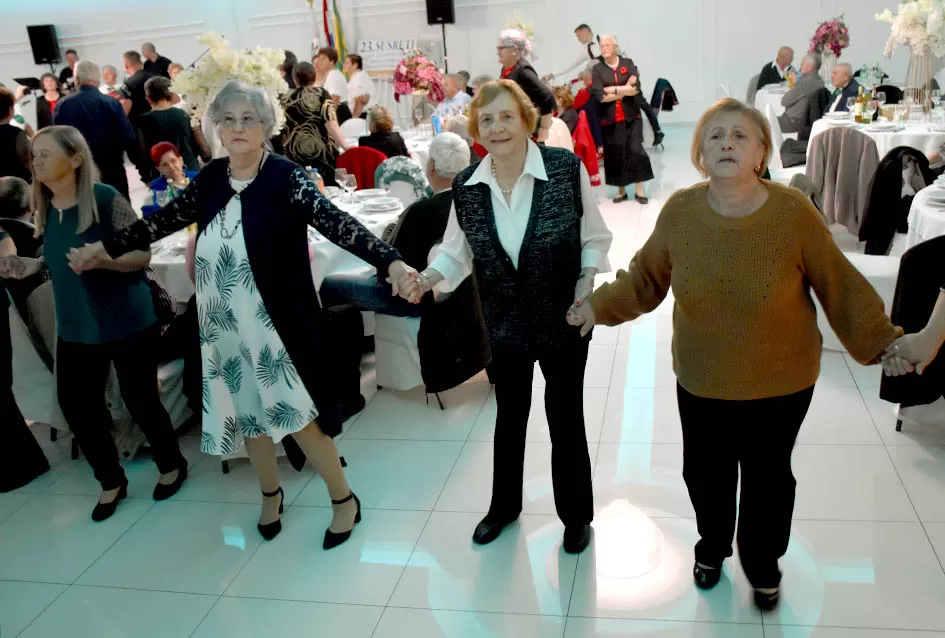 UMIROVLJENICI PJEVALI: Muzem krave ne zovi me diko upast će mi mobitel u mliko!