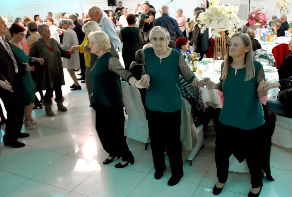 UMIROVLJENICI PJEVALI: Muzem krave ne zovi me diko upast će mi mobitel u mliko!