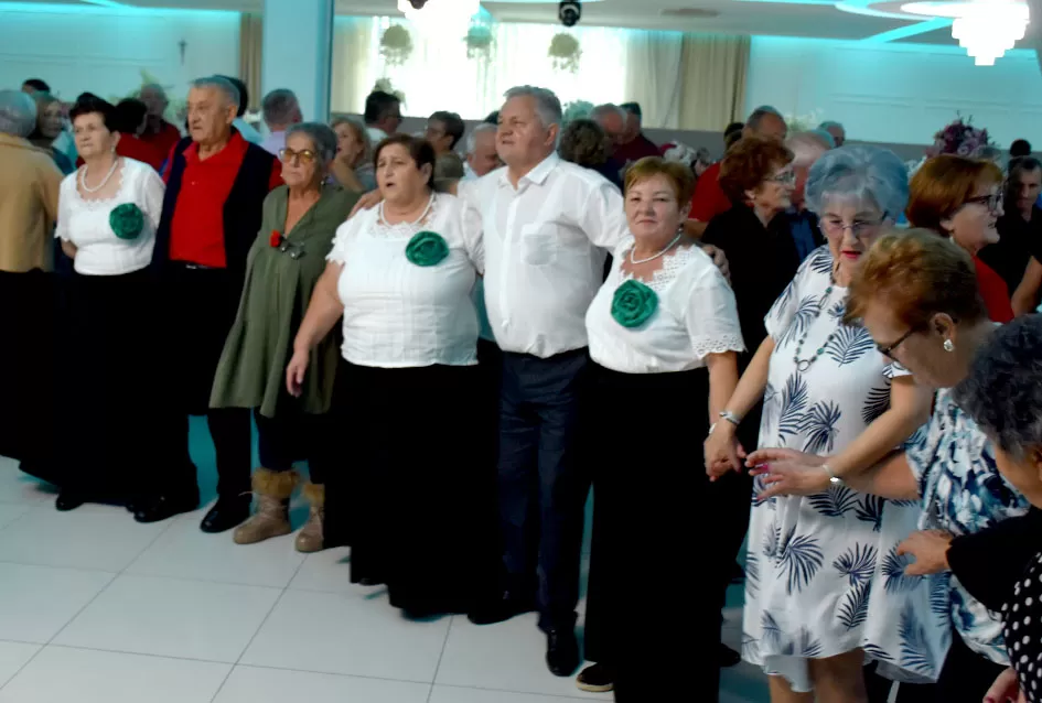 UMIROVLJENICI PJEVALI: Muzem krave ne zovi me diko upast će mi mobitel u mliko!