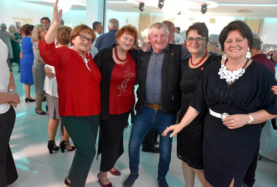 UMIROVLJENICI PJEVALI: Muzem krave ne zovi me diko upast će mi mobitel u mliko!