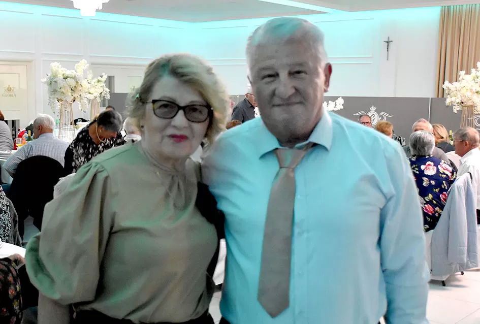 UMIROVLJENICI PJEVALI: Muzem krave ne zovi me diko upast će mi mobitel u mliko!