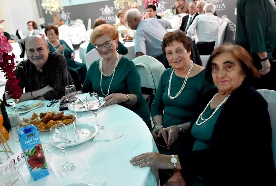 UMIROVLJENICI PJEVALI: Muzem krave ne zovi me diko upast će mi mobitel u mliko!