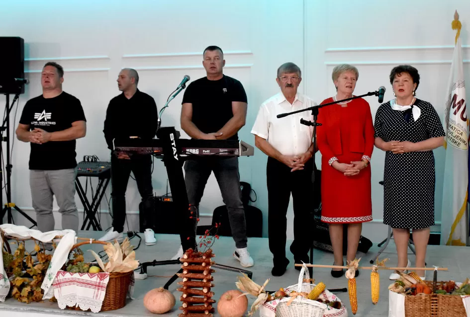 UMIROVLJENICI PJEVALI: Muzem krave ne zovi me diko upast će mi mobitel u mliko!