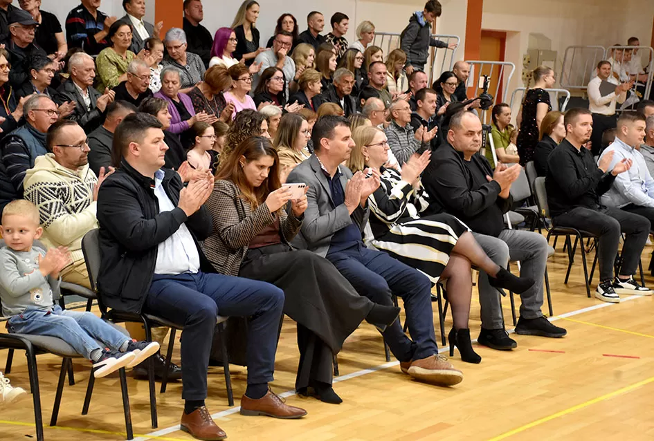 Kaptolački tamburaški orkestar tamburama i pjesmama u šetnji Slavonijom