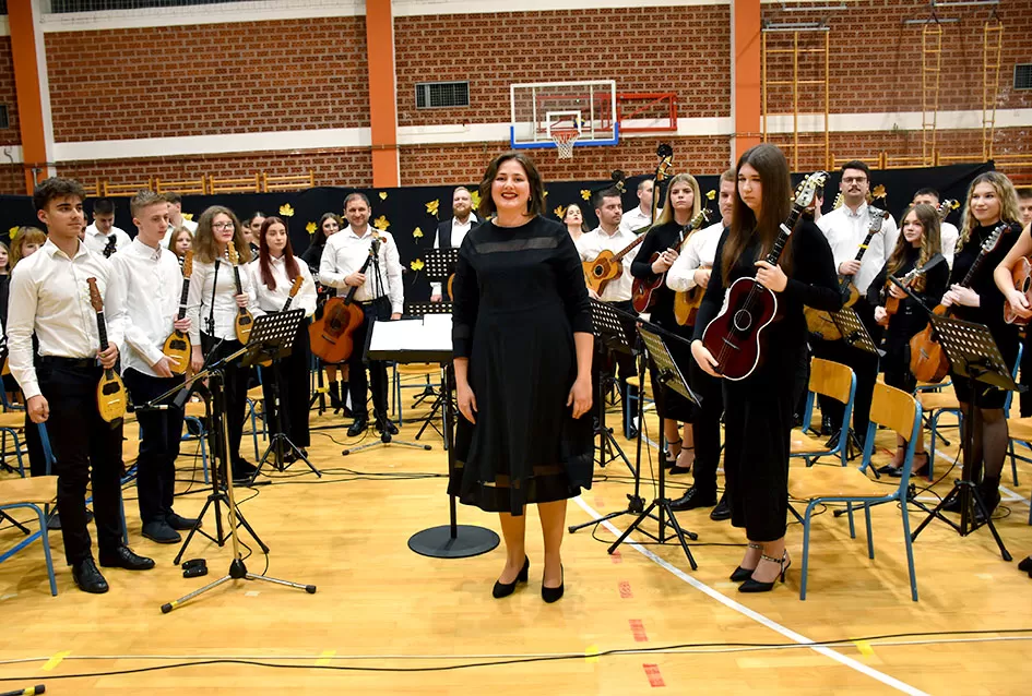 Kaptolački tamburaški orkestar tamburama i pjesmama u šetnji Slavonijom