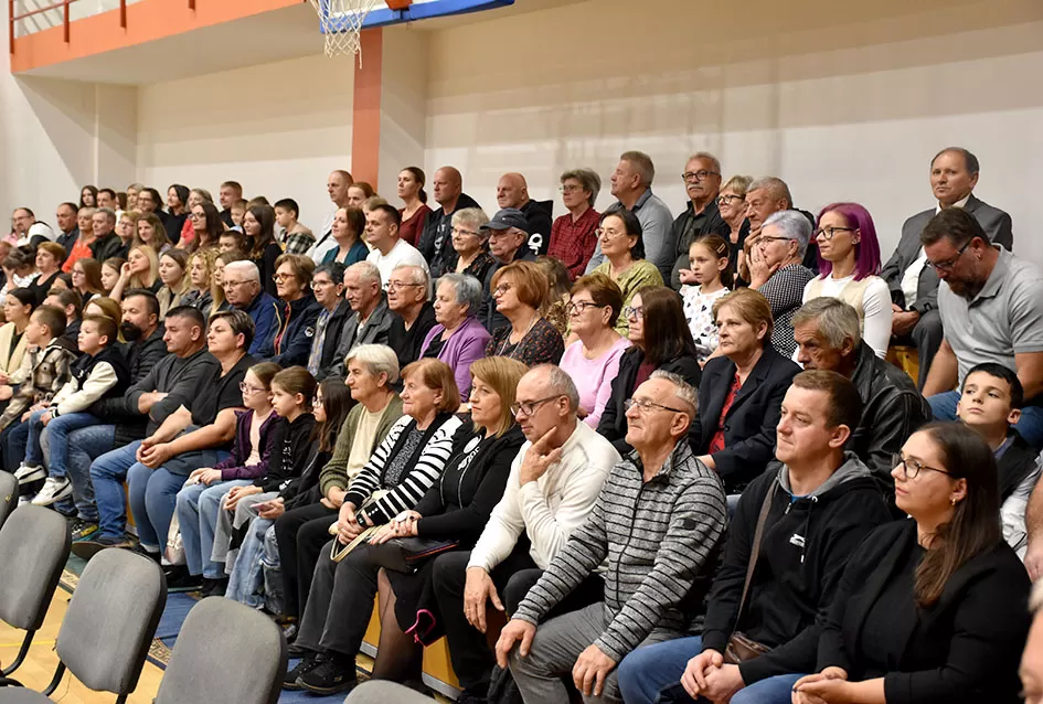 Kaptolački tamburaški orkestar tamburama i pjesmama u šetnji Slavonijom