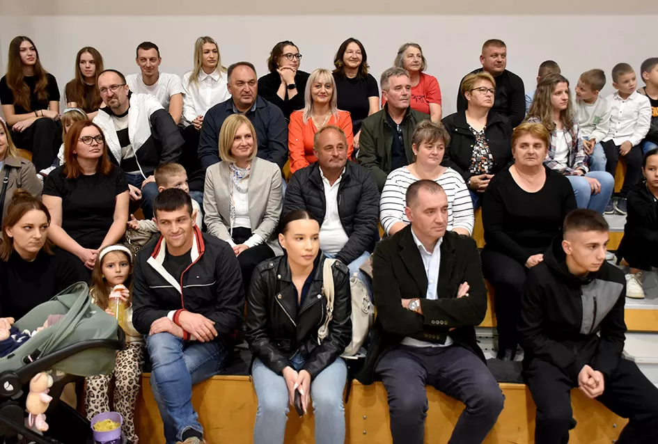 Kaptolački tamburaški orkestar tamburama i pjesmama u šetnji Slavonijom