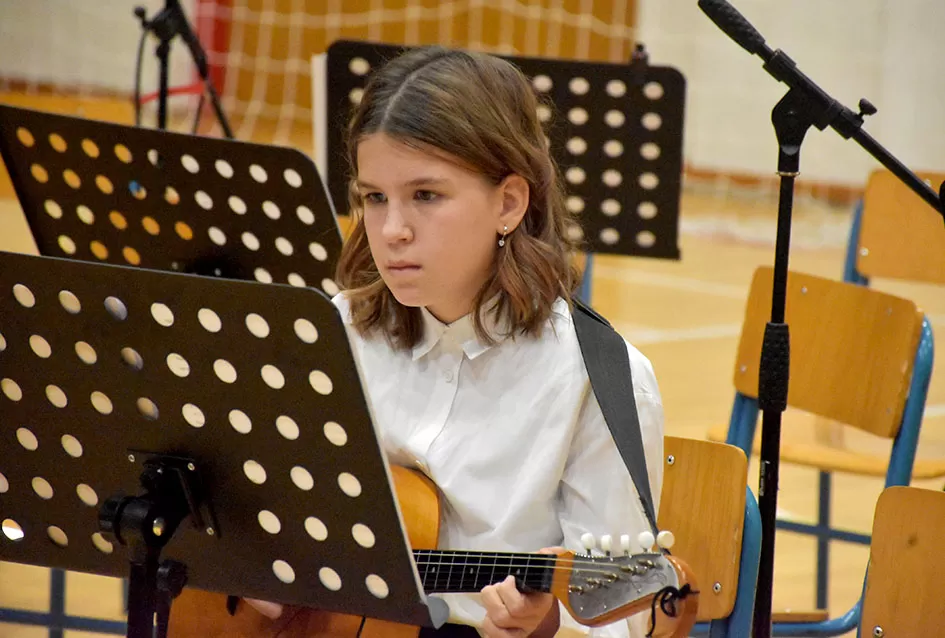 Kaptolački tamburaški orkestar tamburama i pjesmama u šetnji Slavonijom