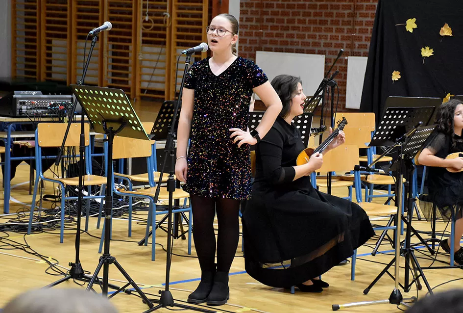 Kaptolački tamburaški orkestar tamburama i pjesmama u šetnji Slavonijom