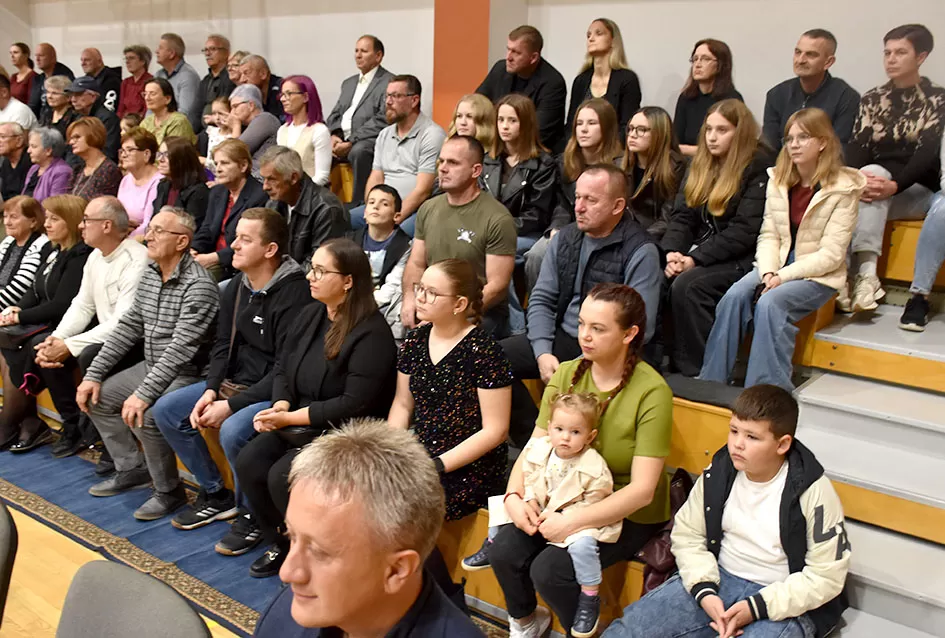 Kaptolački tamburaški orkestar tamburama i pjesmama u šetnji Slavonijom