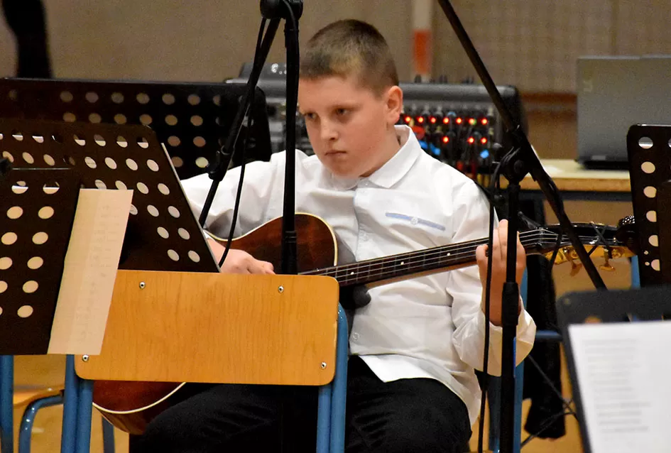 Kaptolački tamburaški orkestar tamburama i pjesmama u šetnji Slavonijom