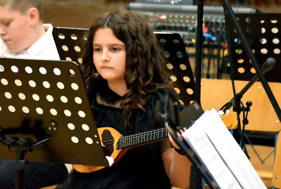 Kaptolački tamburaški orkestar tamburama i pjesmama u šetnji Slavonijom