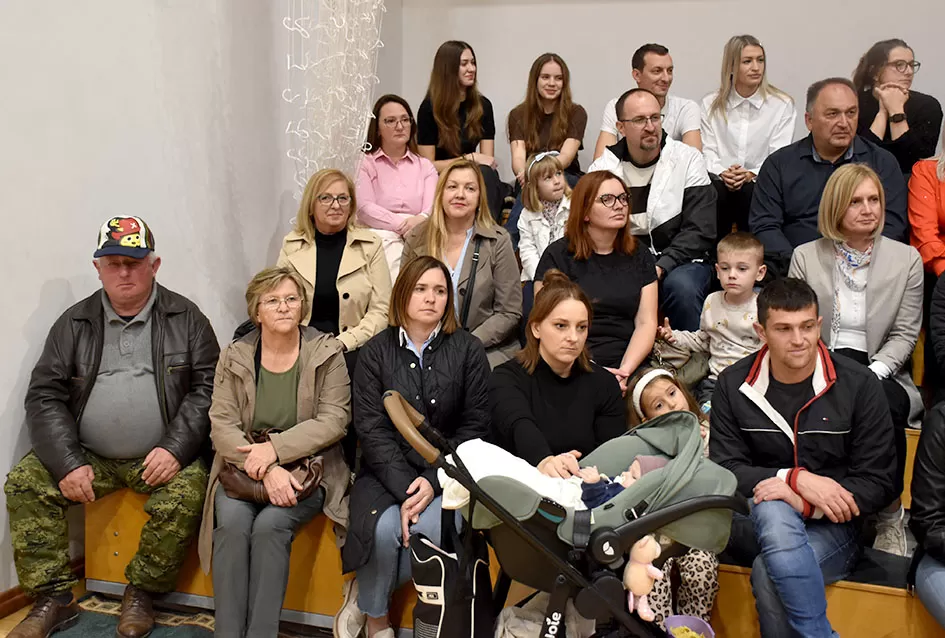 Kaptolački tamburaški orkestar tamburama i pjesmama u šetnji Slavonijom