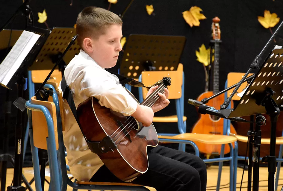 Kaptolački tamburaški orkestar tamburama i pjesmama u šetnji Slavonijom