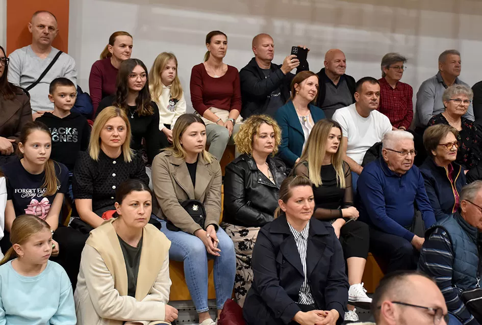 Kaptolački tamburaški orkestar tamburama i pjesmama u šetnji Slavonijom