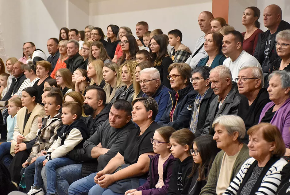 Kaptolački tamburaški orkestar tamburama i pjesmama u šetnji Slavonijom