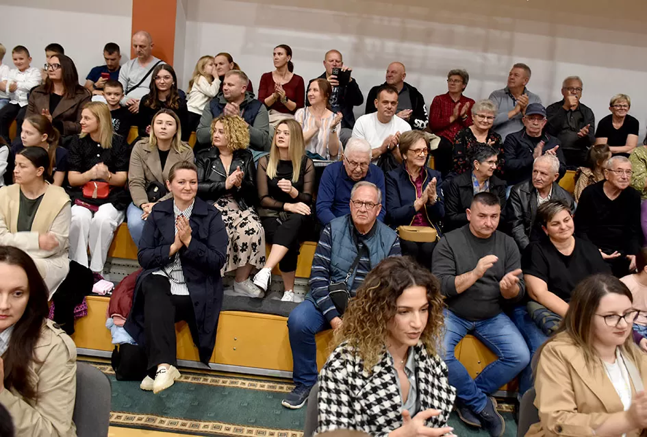 Kaptolački tamburaški orkestar tamburama i pjesmama u šetnji Slavonijom