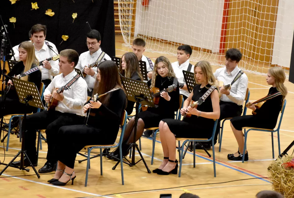 Kaptolački tamburaški orkestar tamburama i pjesmama u šetnji Slavonijom