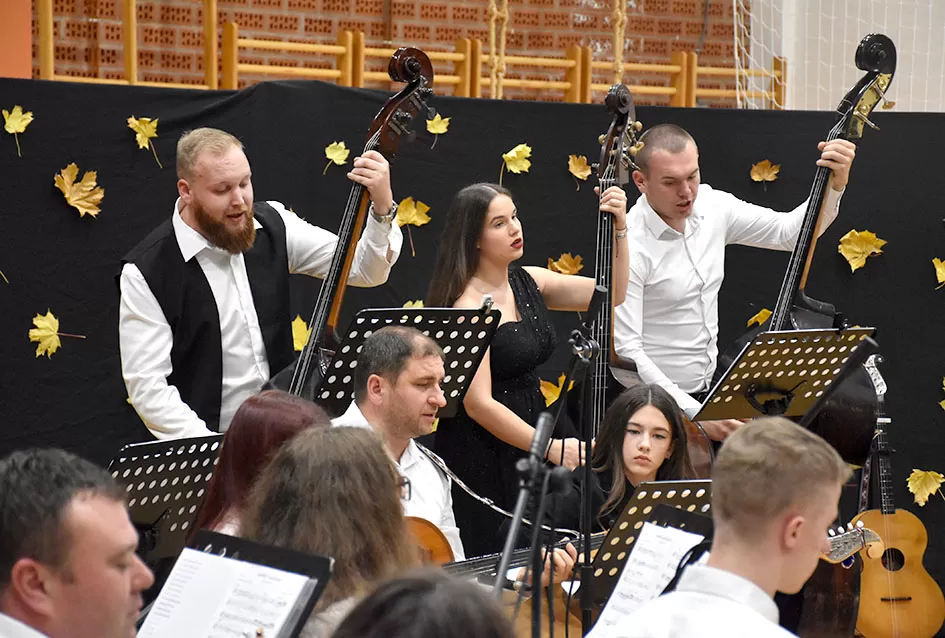 Kaptolački tamburaški orkestar tamburama i pjesmama u šetnji Slavonijom