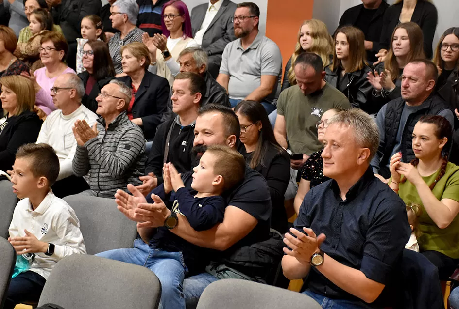 Kaptolački tamburaški orkestar tamburama i pjesmama u šetnji Slavonijom