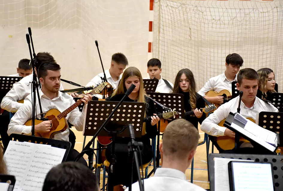 Kaptolački tamburaški orkestar tamburama i pjesmama u šetnji Slavonijom
