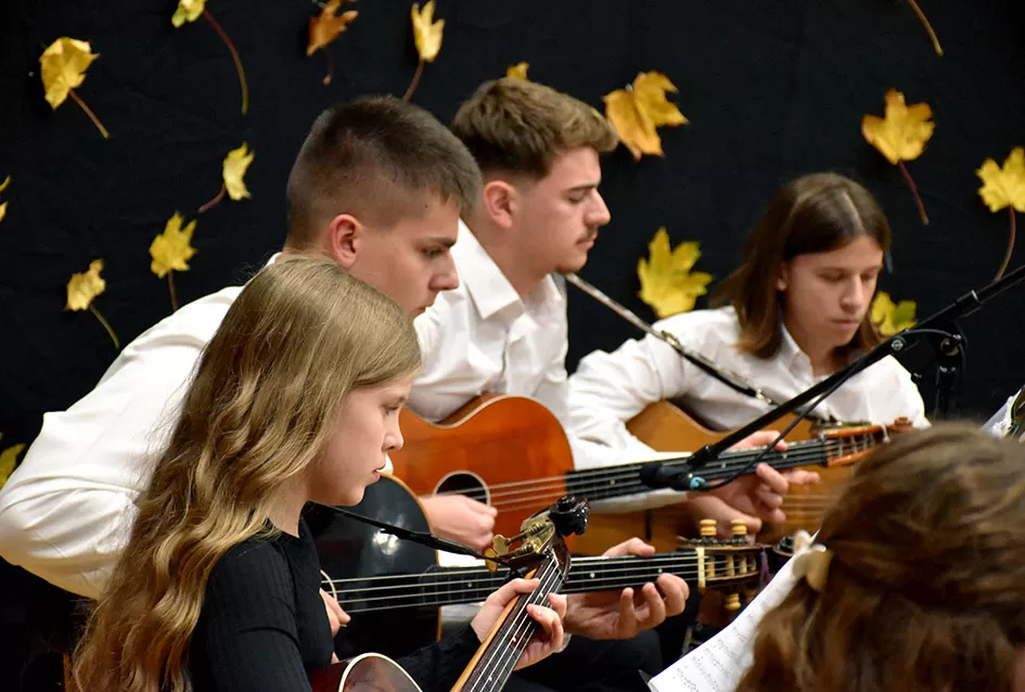Kaptolački tamburaški orkestar tamburama i pjesmama u šetnji Slavonijom