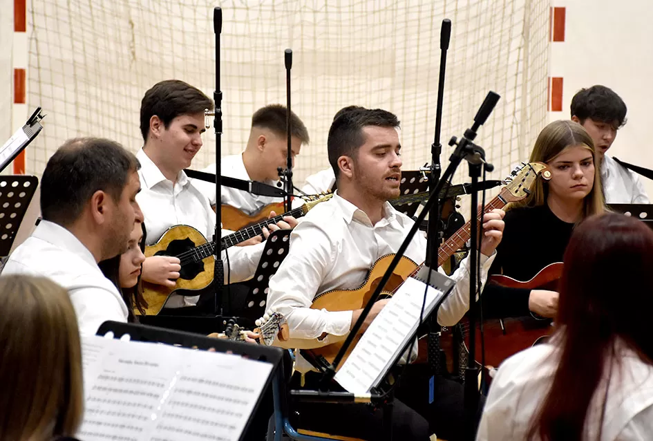 Kaptolački tamburaški orkestar tamburama i pjesmama u šetnji Slavonijom