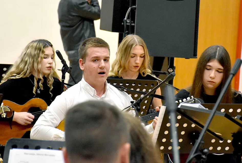 Kaptolački tamburaški orkestar tamburama i pjesmama u šetnji Slavonijom