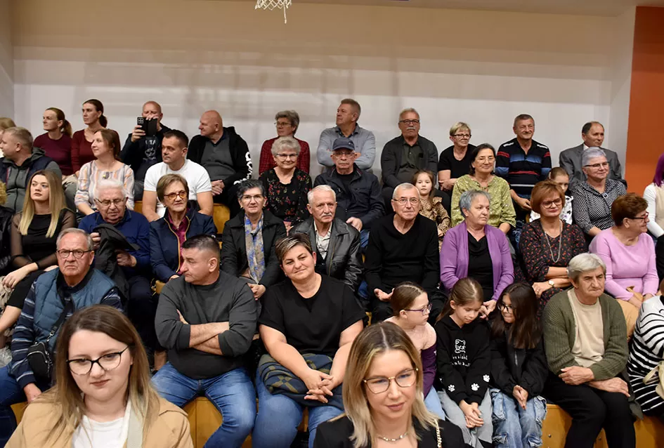 Kaptolački tamburaški orkestar tamburama i pjesmama u šetnji Slavonijom