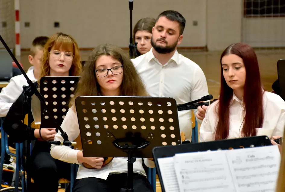 Kaptolački tamburaški orkestar tamburama i pjesmama u šetnji Slavonijom