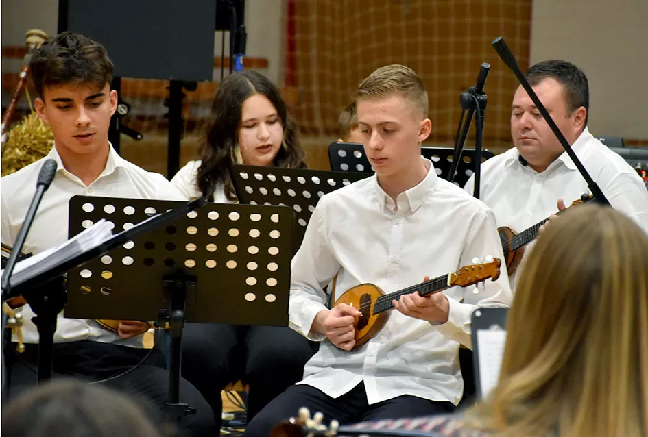 Kaptolački tamburaški orkestar tamburama i pjesmama u šetnji Slavonijom