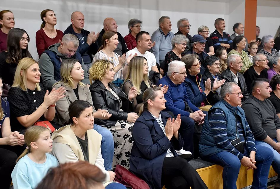 Kaptolački tamburaški orkestar tamburama i pjesmama u šetnji Slavonijom