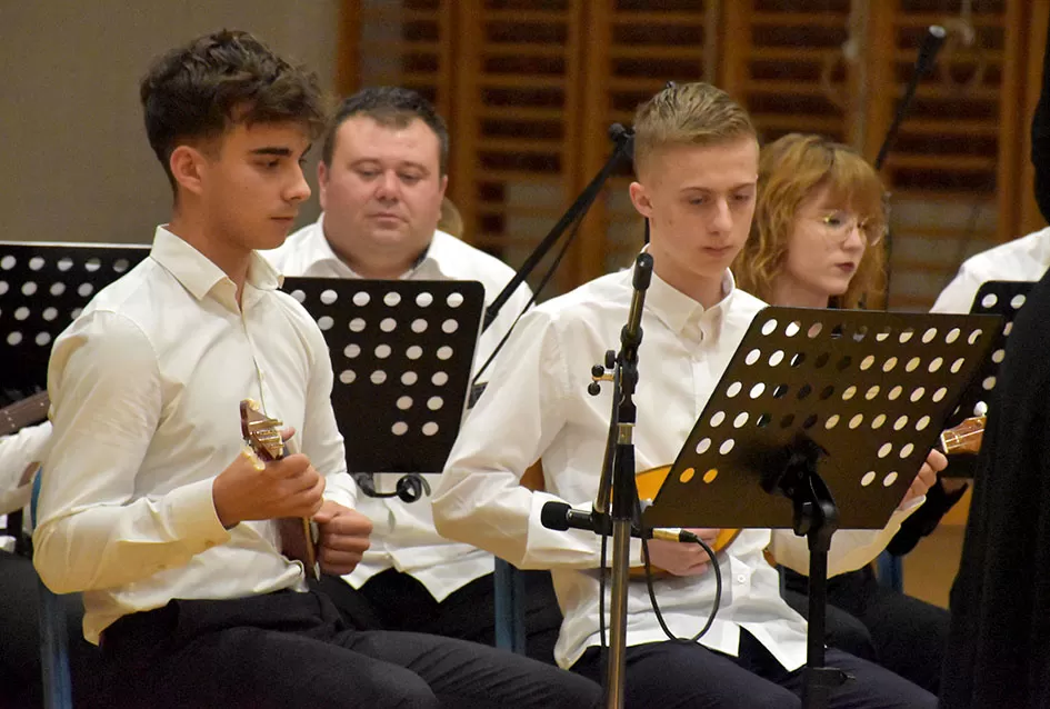 Kaptolački tamburaški orkestar tamburama i pjesmama u šetnji Slavonijom