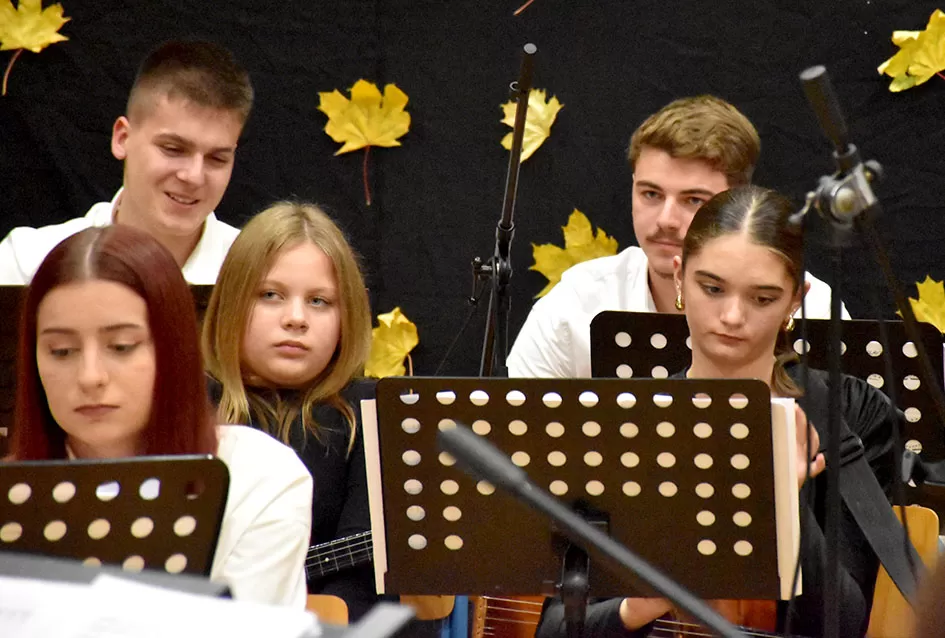 Kaptolački tamburaški orkestar tamburama i pjesmama u šetnji Slavonijom
