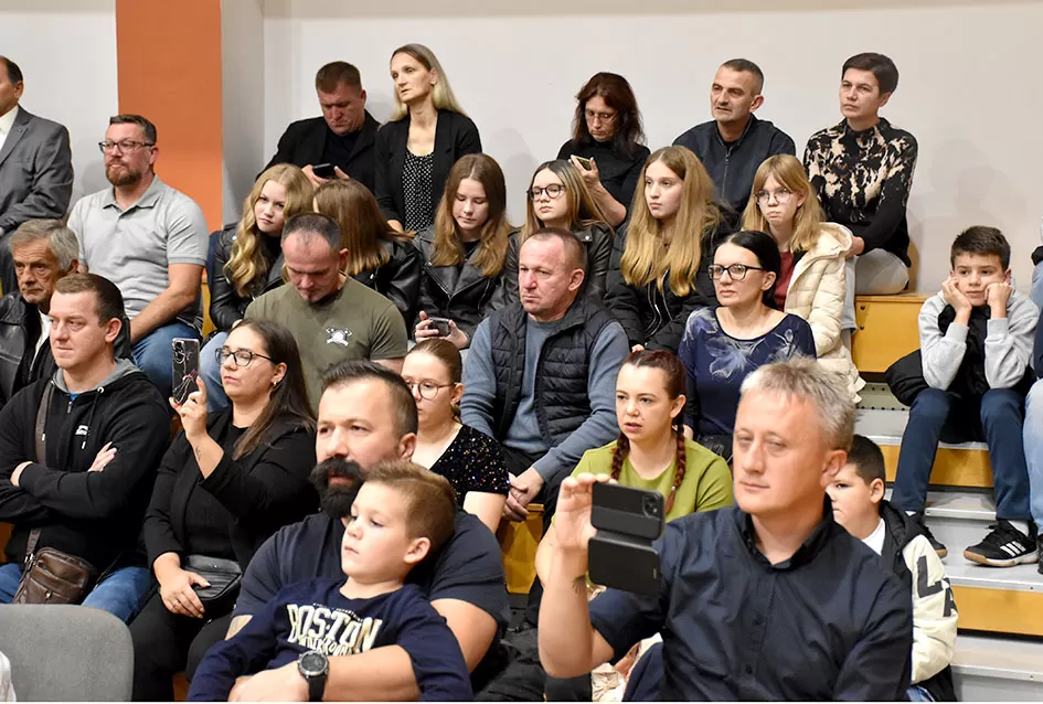 Kaptolački tamburaški orkestar tamburama i pjesmama u šetnji Slavonijom