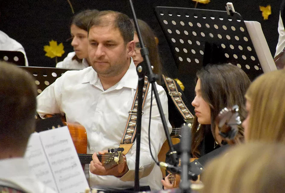 Kaptolački tamburaški orkestar tamburama i pjesmama u šetnji Slavonijom