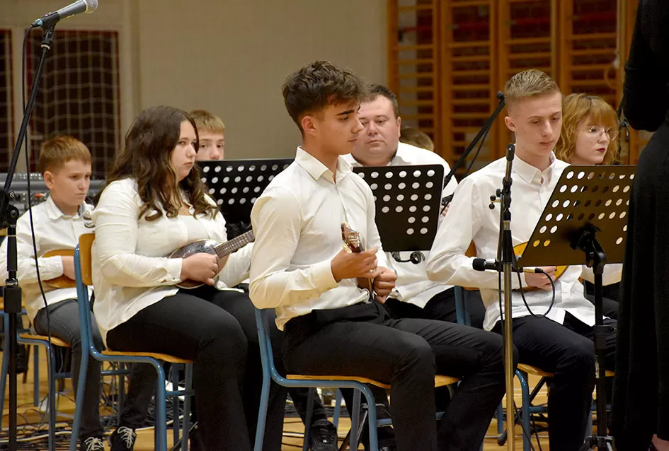 Kaptolački tamburaški orkestar tamburama i pjesmama u šetnji Slavonijom